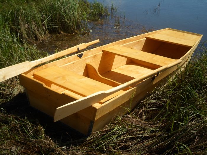 Деревянная лодка для рыбалки